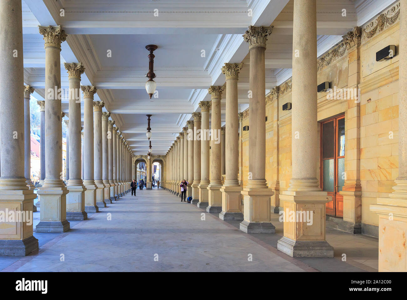 Karlovy Vary, République tchèque - 15 Février 2017 : colonnade Karlovy Vary hot springs en perspective, les gens Banque D'Images