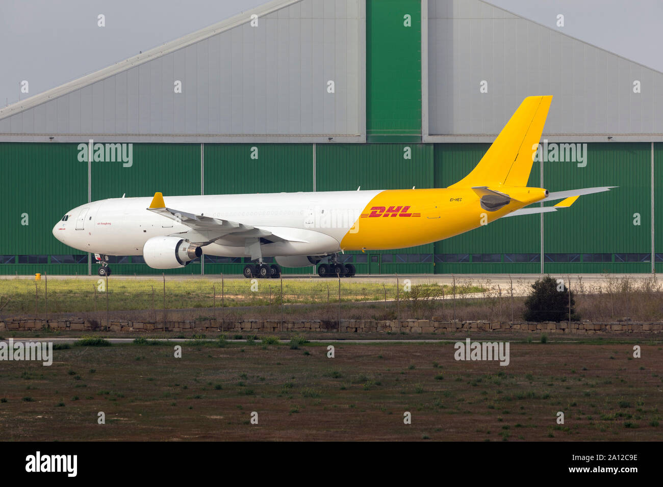Air Hong Kong Airbus A330-322P2F (Reg : EI-HEC) garé en face d'ACM Malte Hangar. Banque D'Images