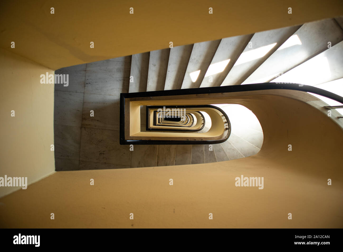 Escalier spirale escalier. architecture intérieure, vue d'en haut. L'infini, l'hypnose concept Banque D'Images