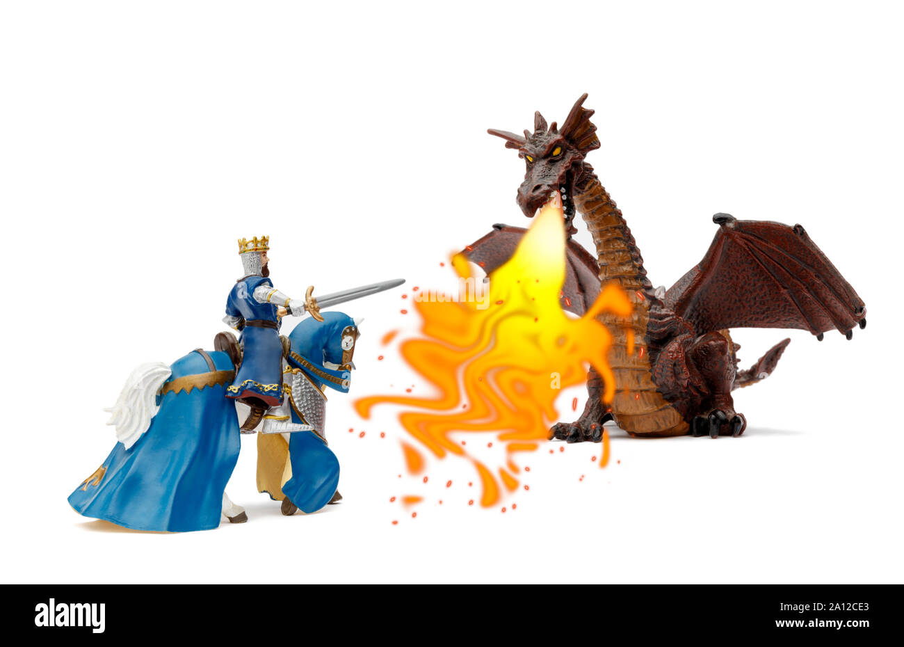 Toy chevalier sur un cheval dragon de feu un défis en duel, isolé et tourné sur un fond blanc Banque D'Images