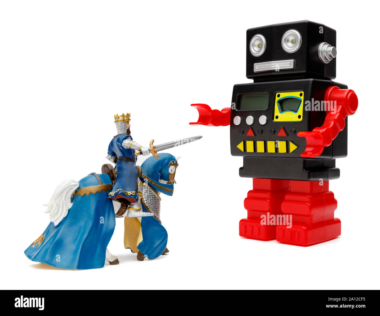 Rencontre entre un jouet chevalier sur un cheval et un jouet robot, isolé  et tourné sur un fond blanc Photo Stock - Alamy