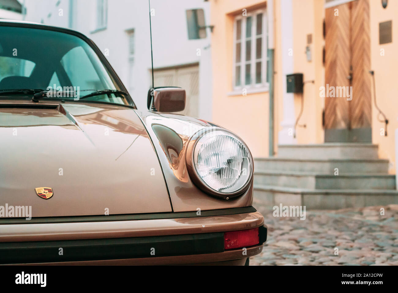 Tallinn, Estonie - 1 juillet 2019 : près de Porsche 930 Vue sur la voiture garée dans la vieille rue étroite. C'est une voiture de sport fabriquée par automobile allemand fabr Banque D'Images