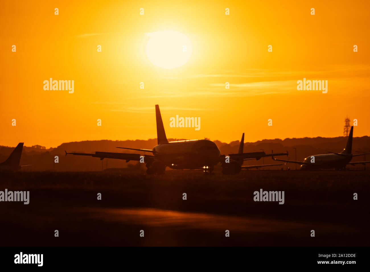 Les terres d'un aéronef pendant le coucher du soleil à l'aéroport de Londres Luton, 19 septembre 2019, Luton, Bedfordshire, Royaume-Uni Banque D'Images