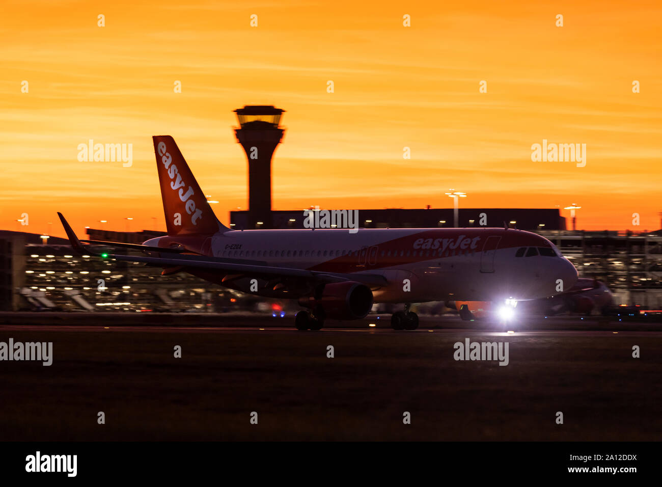 Un atterrissage d'avion easyJet pendant le coucher du soleil à l'aéroport de Londres Luton, 19 septembre 2019, Luton, Bedfordshire, Royaume-Uni Banque D'Images