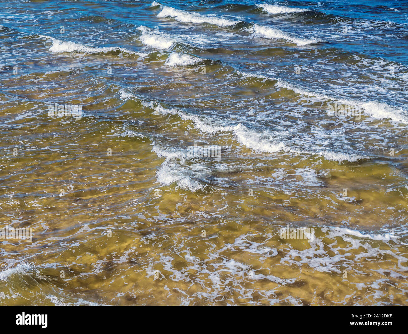 Vue aérienne de vagues de la mer Baltique sur windy journée d'été, Pologne Banque D'Images