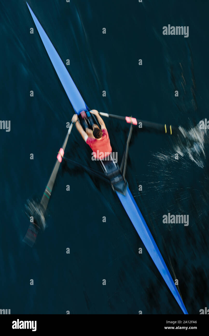 Vue de dessus de l'équipage skiff racer, Lake Union, Seattle, Washington, USA. Banque D'Images