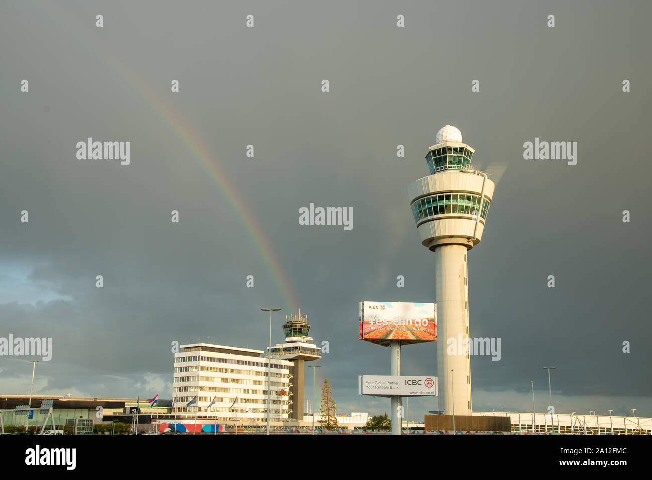 Ciel noir avec Rainbow à l'aéroport de Schiphol à Amsterdam Banque D'Images