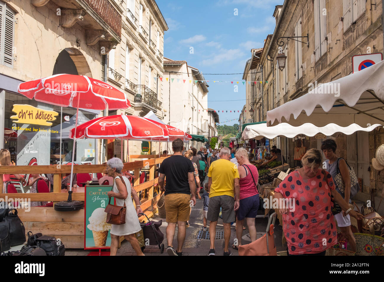 Le populaire marché de rue samedi à Sainte-Foy-La-Grande dans le département du sud-ouest de la France Banque D'Images