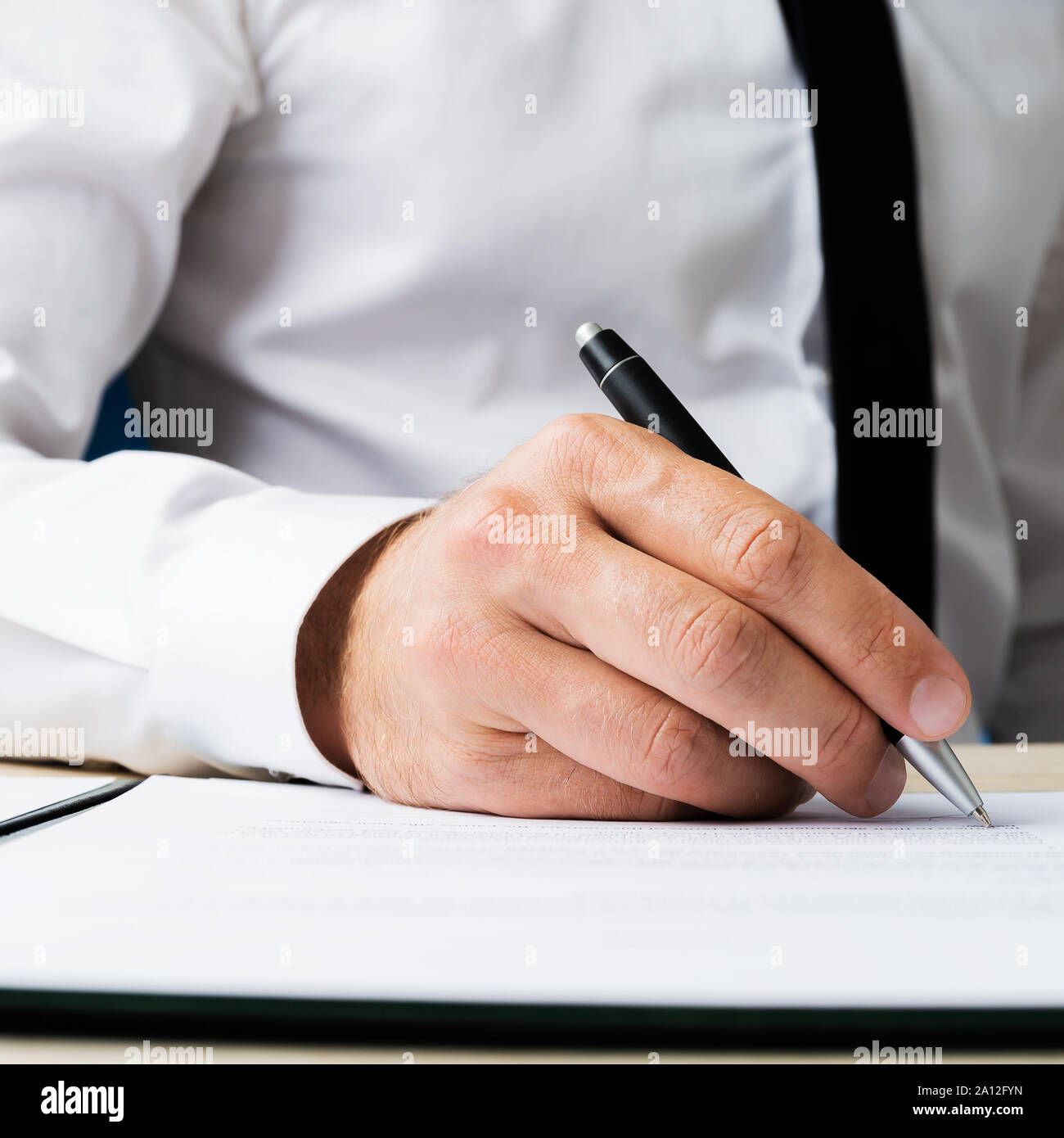 Homme d'affaires libre de signer un contrat, document ou formulaire de demande. Banque D'Images