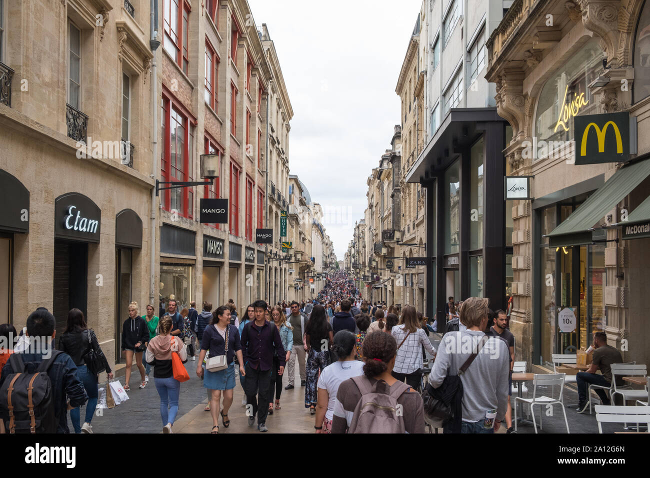 Des foules de gens marchant le long de la rue commerçante rue Sainte-Catherine à Bordeaux, France Banque D'Images