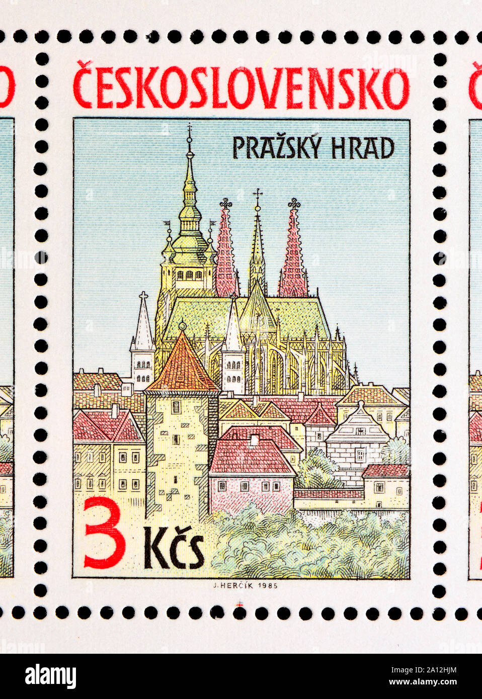 Timbre tchécoslovaque (1985) : Vue sur le château de Prague / Prazsky Hrad. Habour vu de l'autre côté de la rivière. Banque D'Images