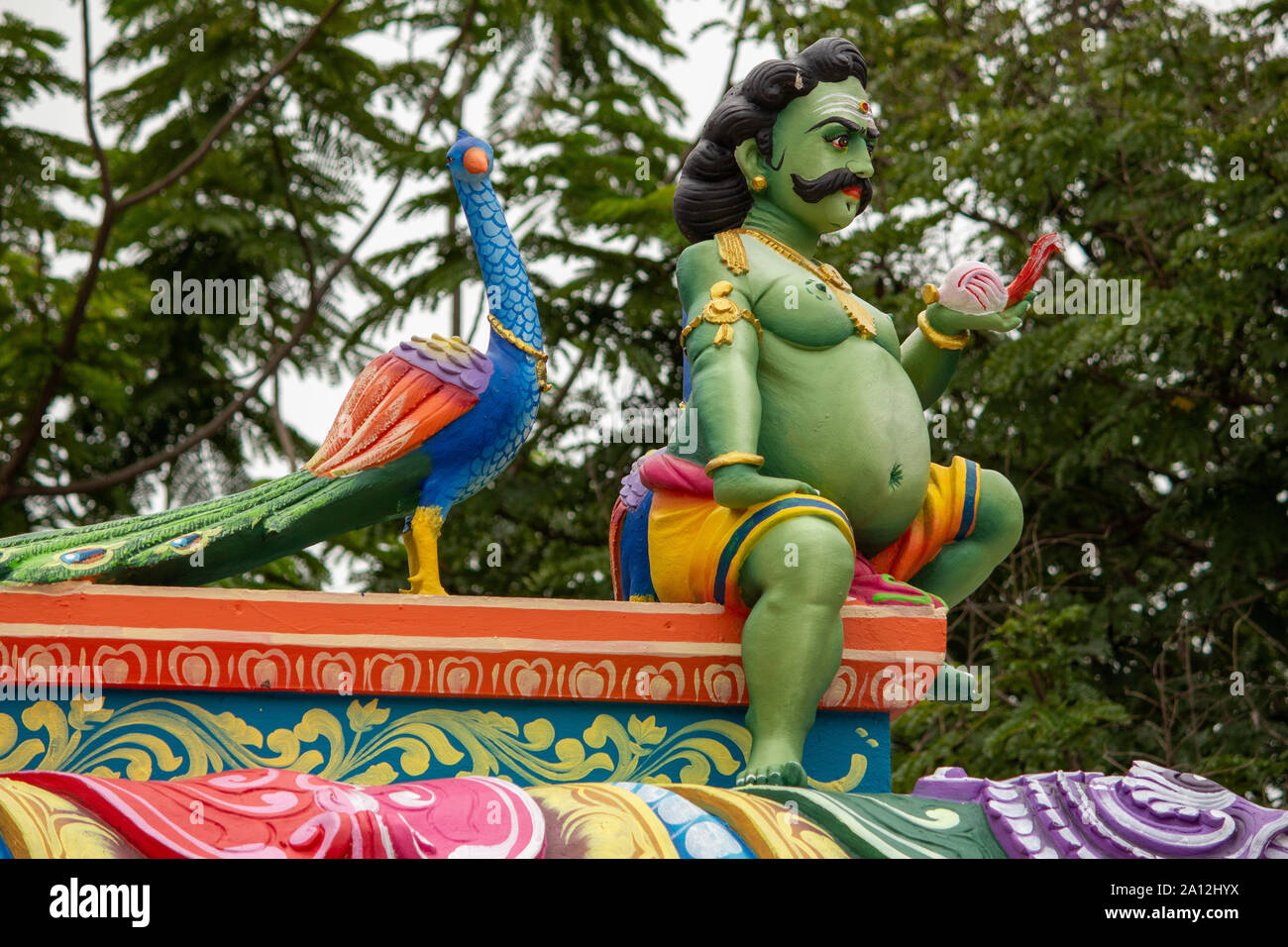 Avis de Indian idol assis avec peacock dans temple murugan Banque D'Images