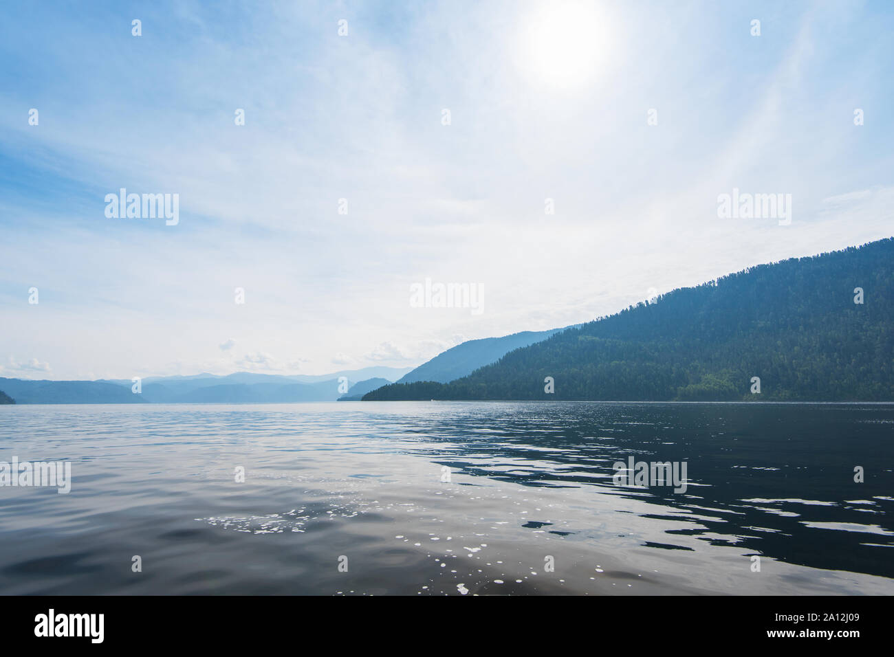 Le lac Teletskoye en montagnes de l'Altaï Banque D'Images