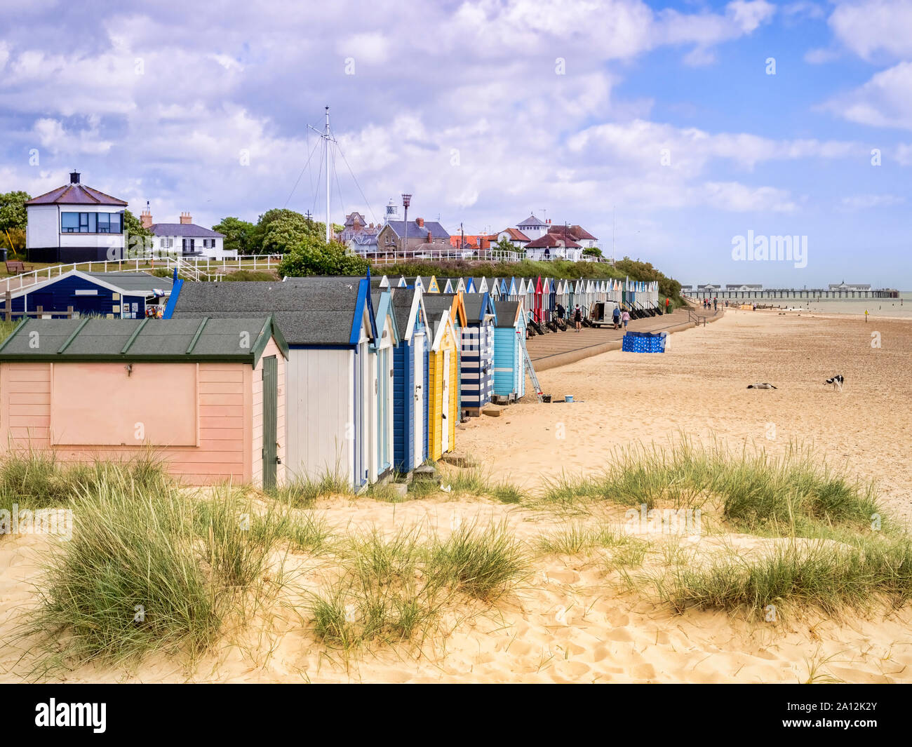 17 Juin 2019 : Southwold, Suffolk, UK - la plage et les cabanes de plage, avec l'embarcadère derrière, à Southwold, Suffolk Banque D'Images