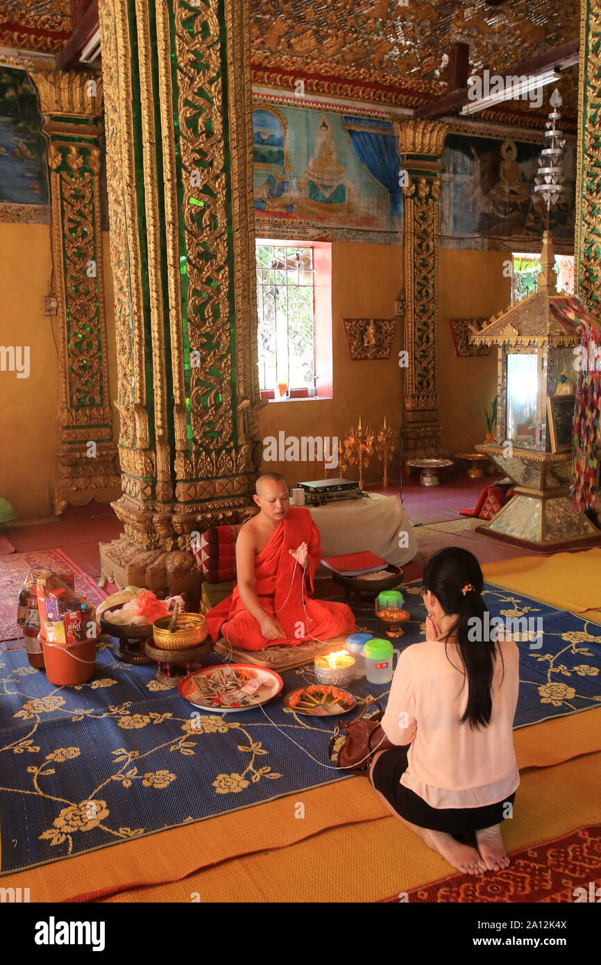 Sai le péché. Fil de coton symbolizant le lien sacré. Cérémonie bouddhiste. Vat Simuong. Wat Si Muang. Vientiane. Le Laos. / Sai le péché. Fil de coton symbolizin Banque D'Images