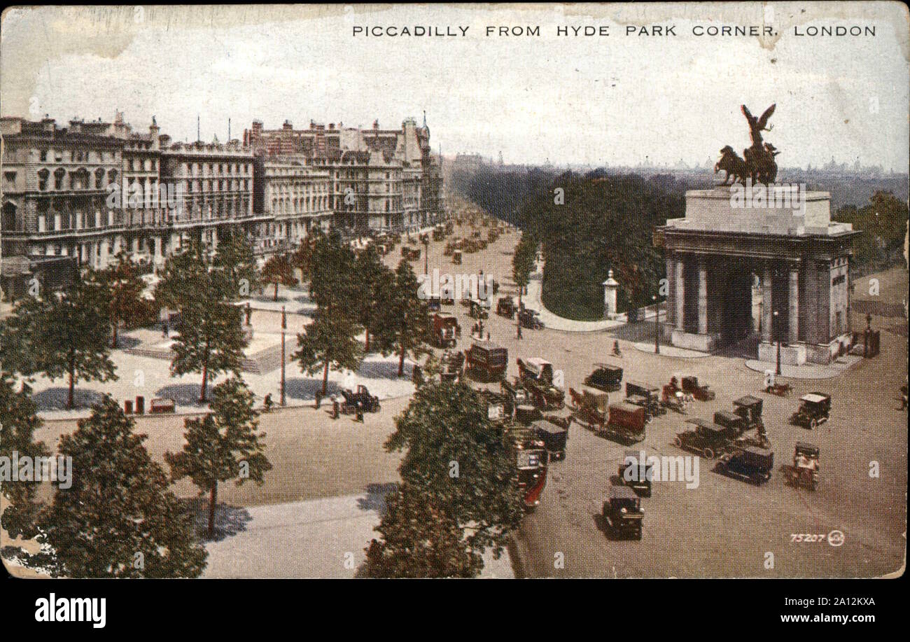 Vintage carte postale d'Angleterre montrant Piccadilly de Hyde Park corner à Londres, photo prise vers 1920 Banque D'Images