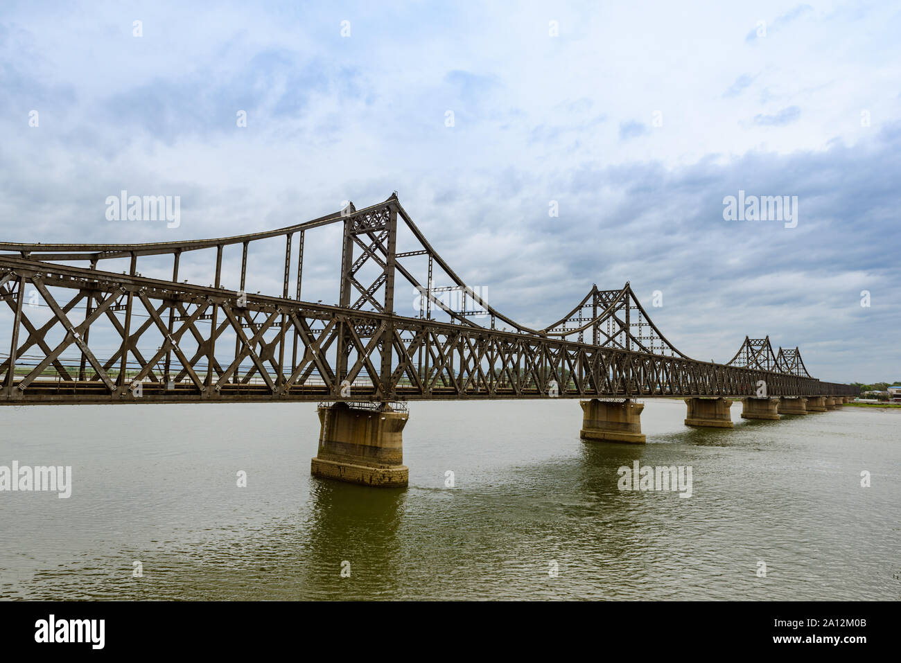 Pont de l'amitié sino-Dandong, ville sur la rivière Yalu, Chine. La Corée du Nord se trouve sur la rive opposée. Banque D'Images