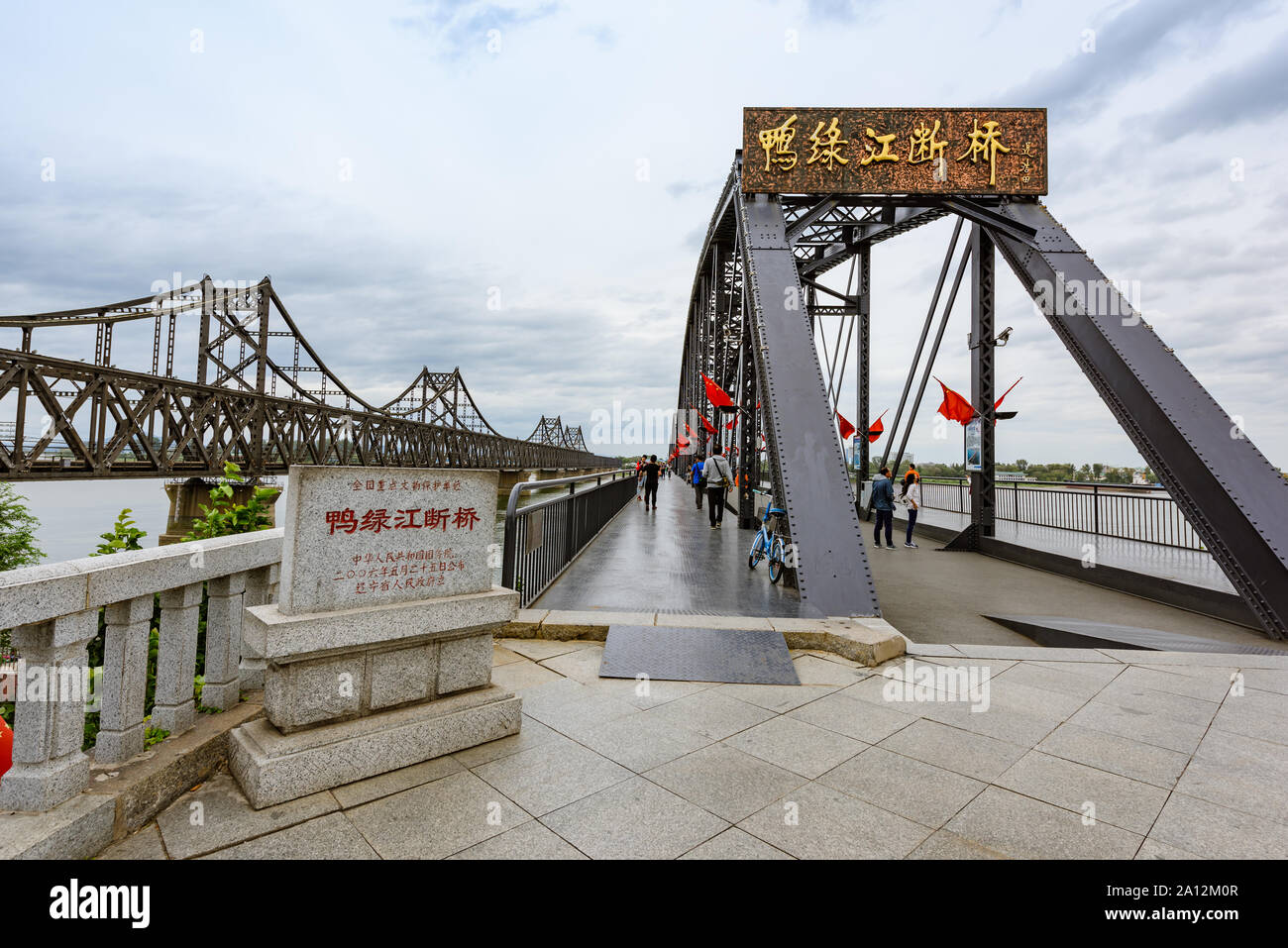 Liaoning, Chine - 30 août 2016 : l'amitié sino-pont à travers la rivière Yalu à Dandong. Sur la rive opposée est territoire nord-coréen. Banque D'Images