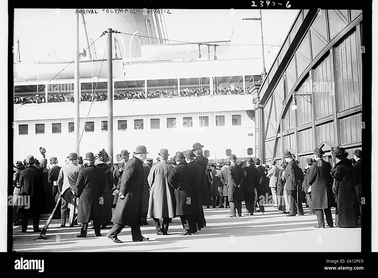 Les Jeux Olympiques, le Titanic's sister ship, ancré dans la ville de New York sur le même jour que le Titanic a quitté Southampton, Angleterre. Banque D'Images