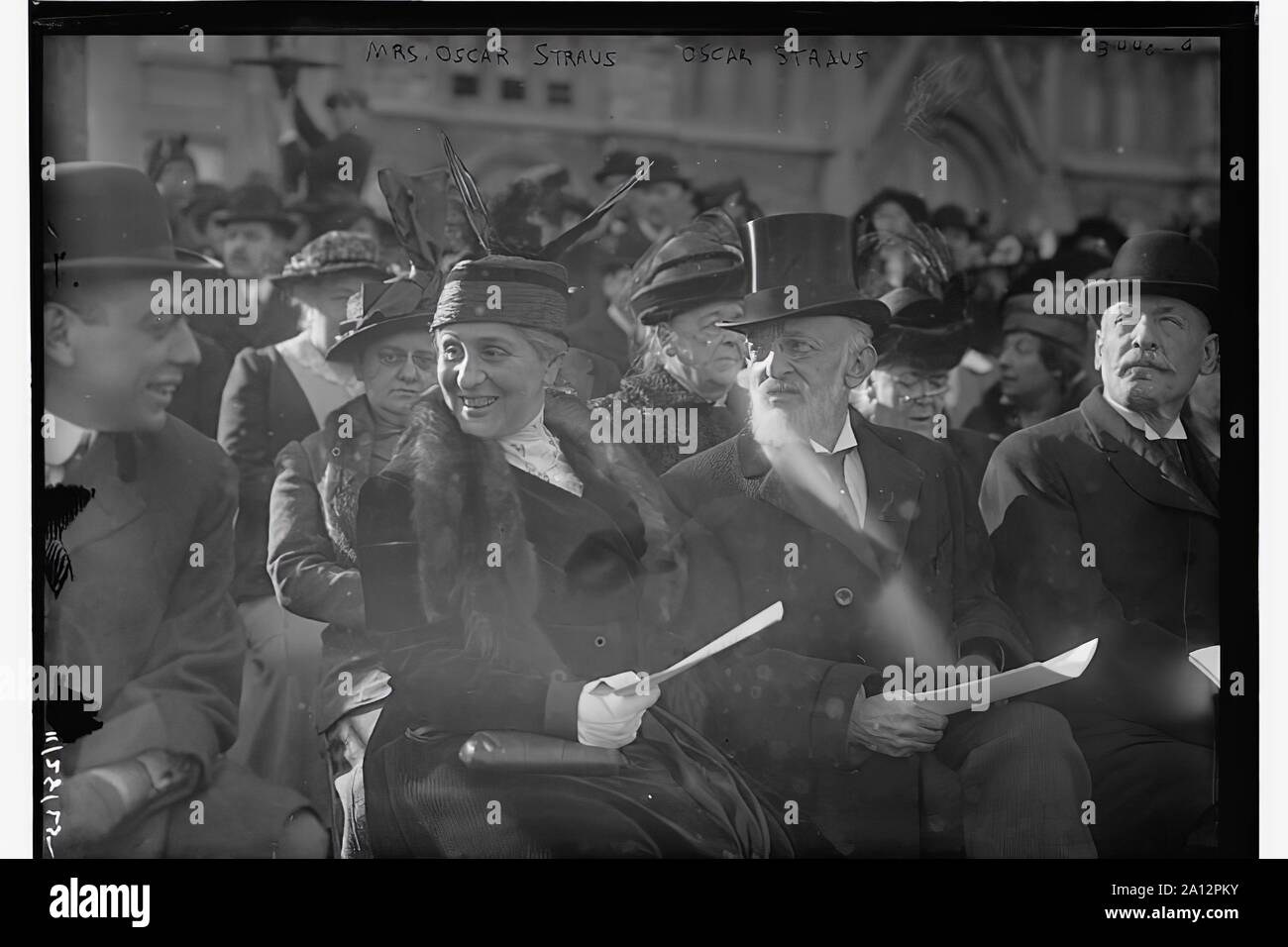 Oscar Solomon Straus (secrétaire au Commerce des États-Unis et du travail) avec son épouse Sarah à l'engagement de 1915 Boneyard Straus à New York City. Cette note le troisième anniversaire de la mort de son frère Isidore Straus ainsi que son autre moitié Ida sur le Titanic. Banque D'Images