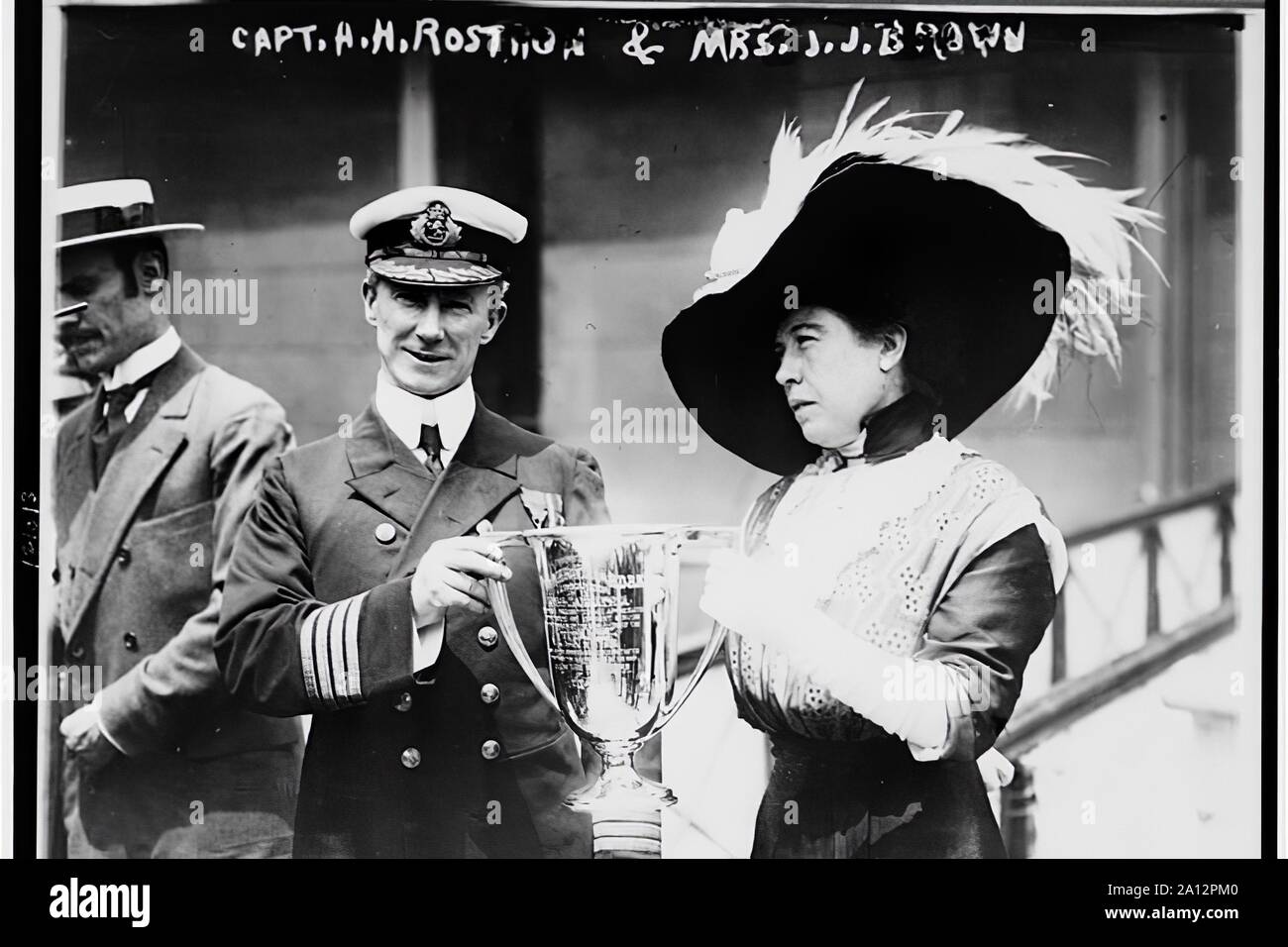 Mme J.J. Brown ('The Unsinkable Molly Brown') offrant un prix mug prix à Carpathia le Capitaine Arthur Henry Roston pour sa solution dans le sauvetage du Titanic. Banque D'Images