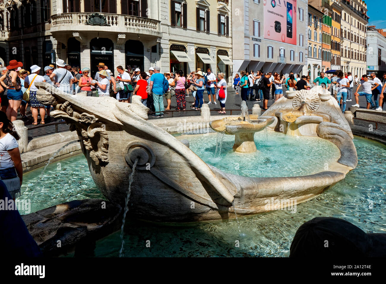 Fontana della Barcaccia ; Fontaine de l'affreux bateau ; 1627 ; Piazza di Spagna ; grande place ; à la place d'Espagne ; populaires ; foule, les gens, les vieux bâtiments, wat Banque D'Images