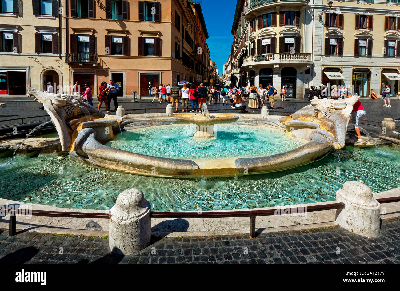 Fontana della Barcaccia ; Fontaine de l'affreux bateau ; 1627 ; Piazza di Spagna ; grande place ; à la place d'Espagne ; populaires ; foule, les gens, les vieux bâtiments, wat Banque D'Images