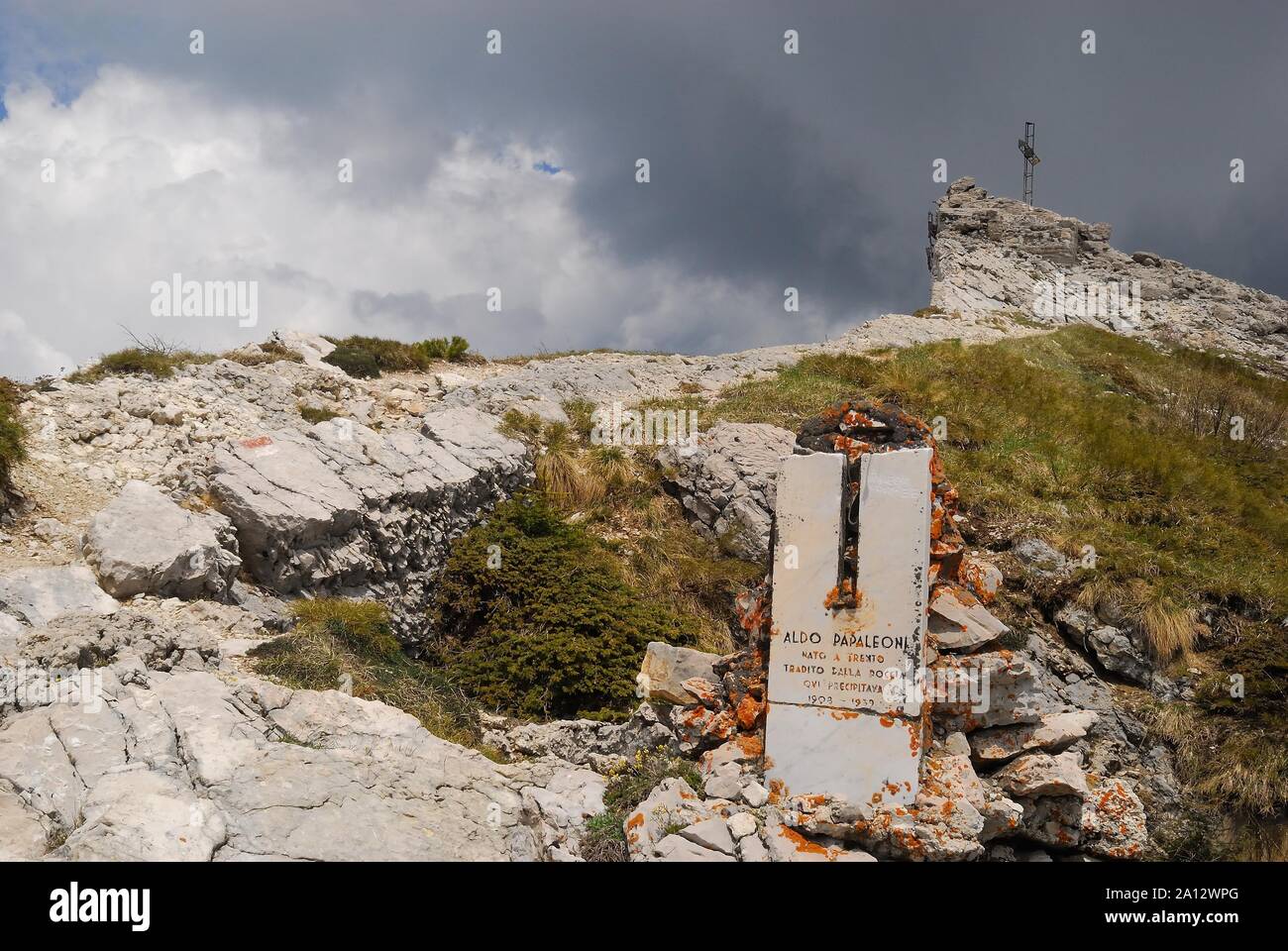 La PREMIÈRE GUERRE MONDIALE. Spitz Vezzena Fort autrichien ou di Levico ou Werk Spitz Verle. Pierre, ressemble à un alpiniste tombé précipité par ces roches. Banque D'Images