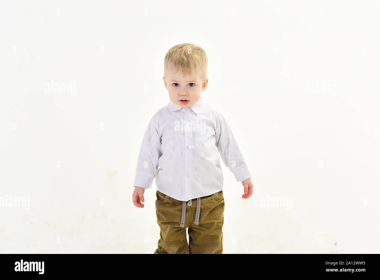 Petit Garcon En Chemise Blanche Entreprise Enfant Aux Cheveux Blonds La Mode L Enfance Et De Bonheur Petit Garcon Kid Fashion Style Et Le Look Patron Bebe Enfant Photo Stock Alamy