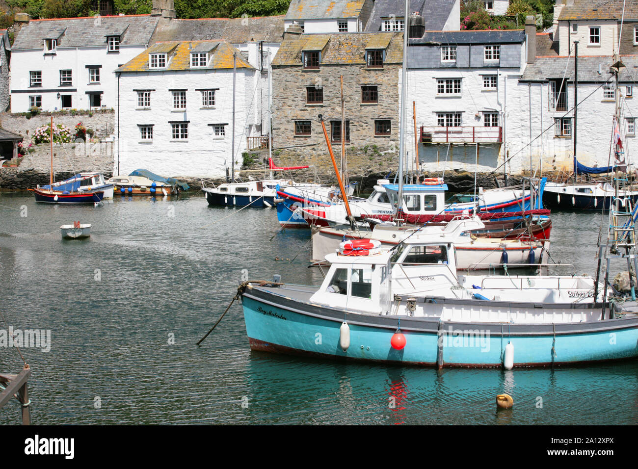 L'arrière-port de Polperro, à Cornwall, Angleterre, Royaume-Uni, avec de nombreux bateaux amarrés Banque D'Images