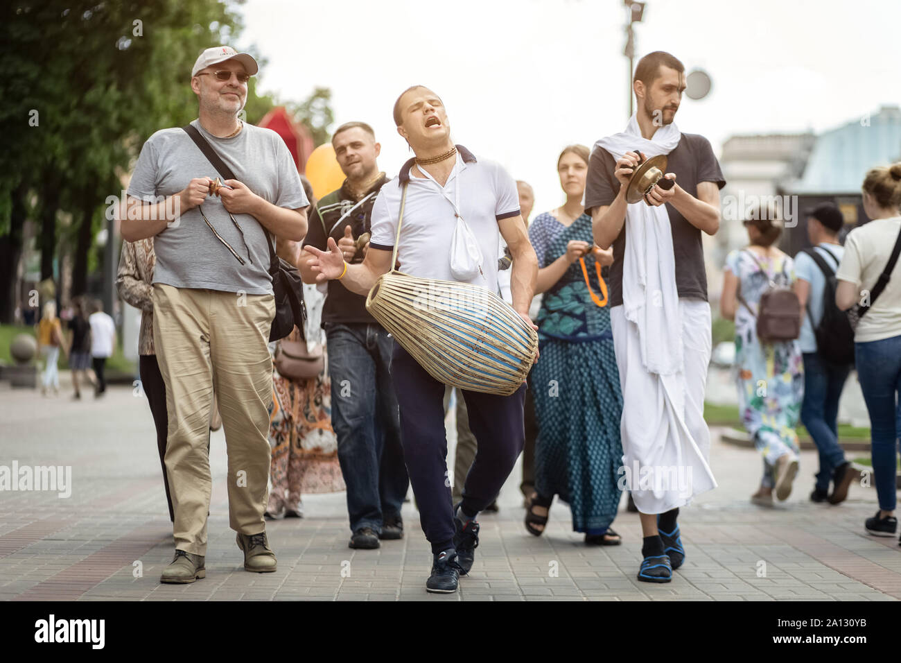 Kiev, Ukraine, le 26 mai 2019. Les dévots de Krishna scandant des saints noms sur la rue Khreshchatyk Banque D'Images