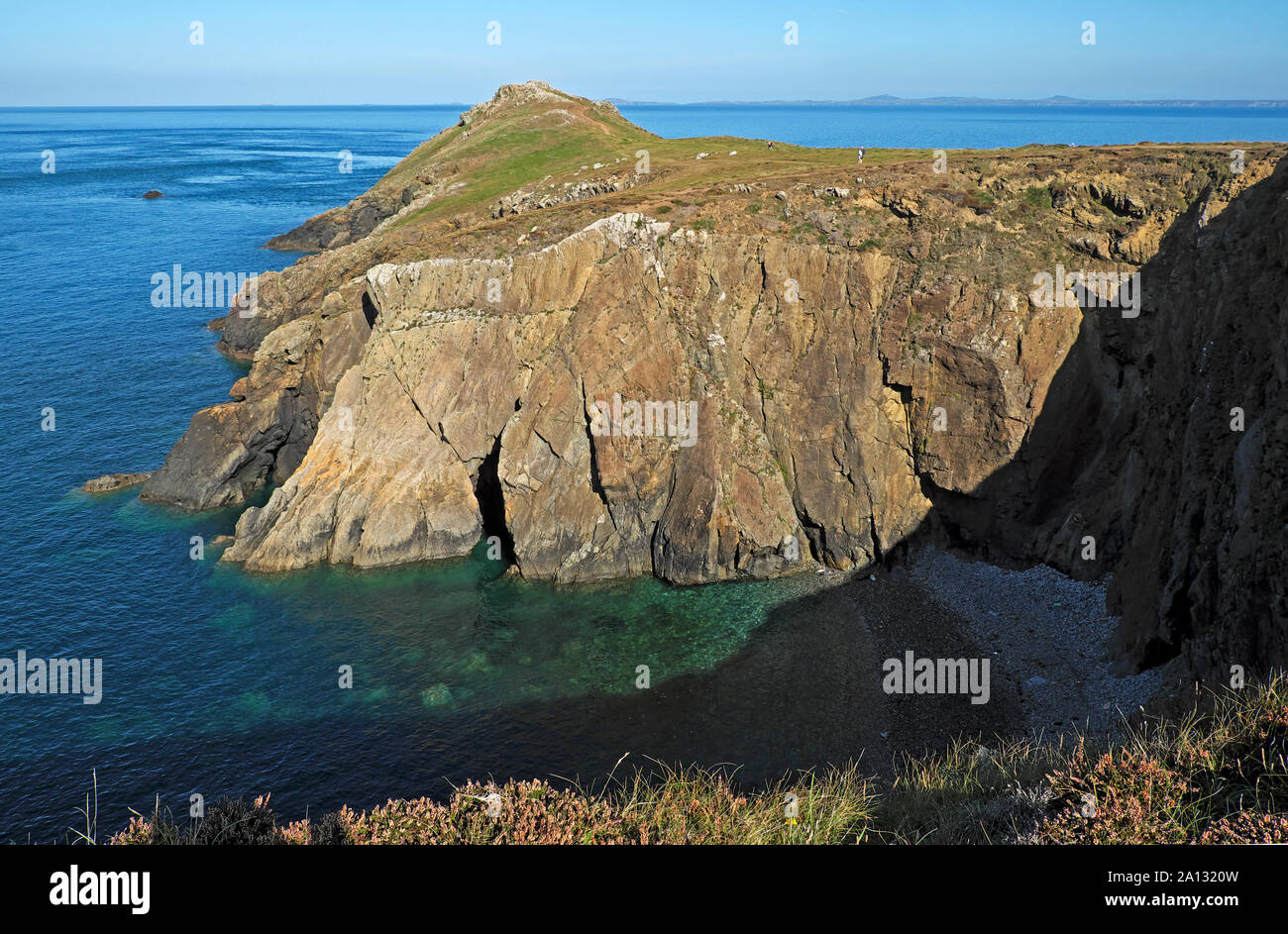 Wooltack Point près de Martins Haven surplombant des eaux dangereuses de Jack Sound & people walking in Pembrokeshire Wales soleil Septembre KATHY DEWITT Banque D'Images