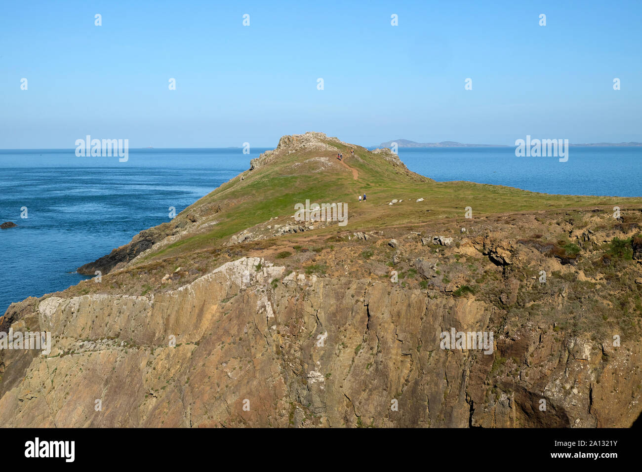 Wooltack Point près de Martins Haven surplombant des eaux dangereuses de Jack Sound & people walking in Pembrokeshire Wales soleil Septembre KATHY DEWITT Banque D'Images