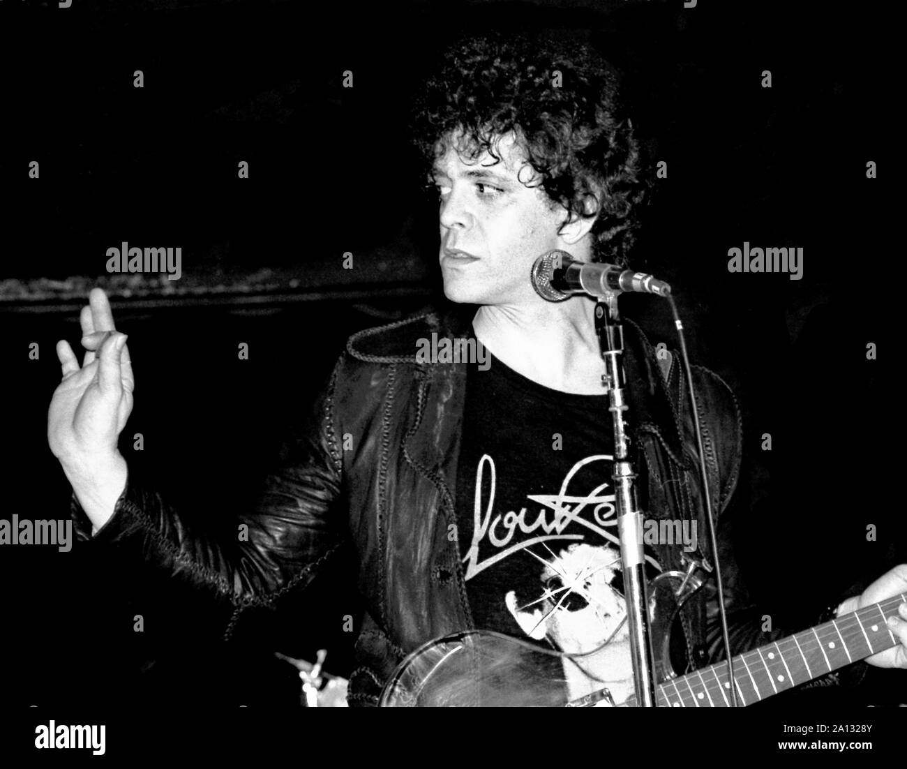 Lou Reed sur scène à la ligne de fond à New York en mai 1978. Il porte un t-shirt Lou Reed. Banque D'Images