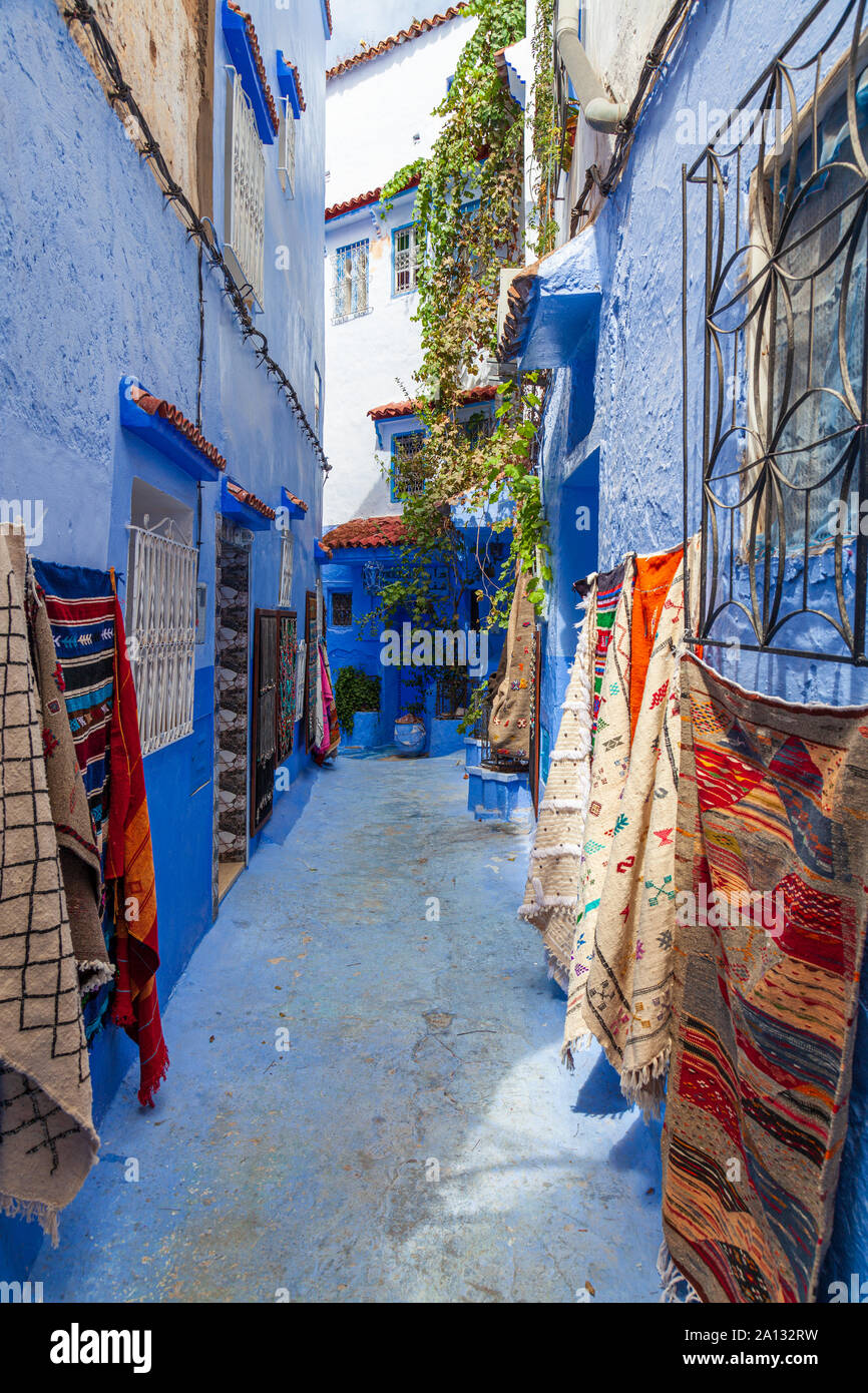 Vue sur le Chefchaouen, ou Chaouen, est une ville dans les montagnes du Rif au nord-ouest du Maroc. Elle est connue pour la substitution, les bâtiments-bleu Banque D'Images