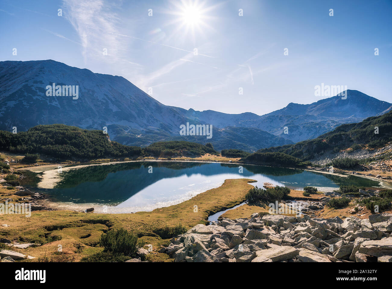 Vue panoramique du lac de Muratovo matin, montagne de Pirin, Bulgarie Banque D'Images