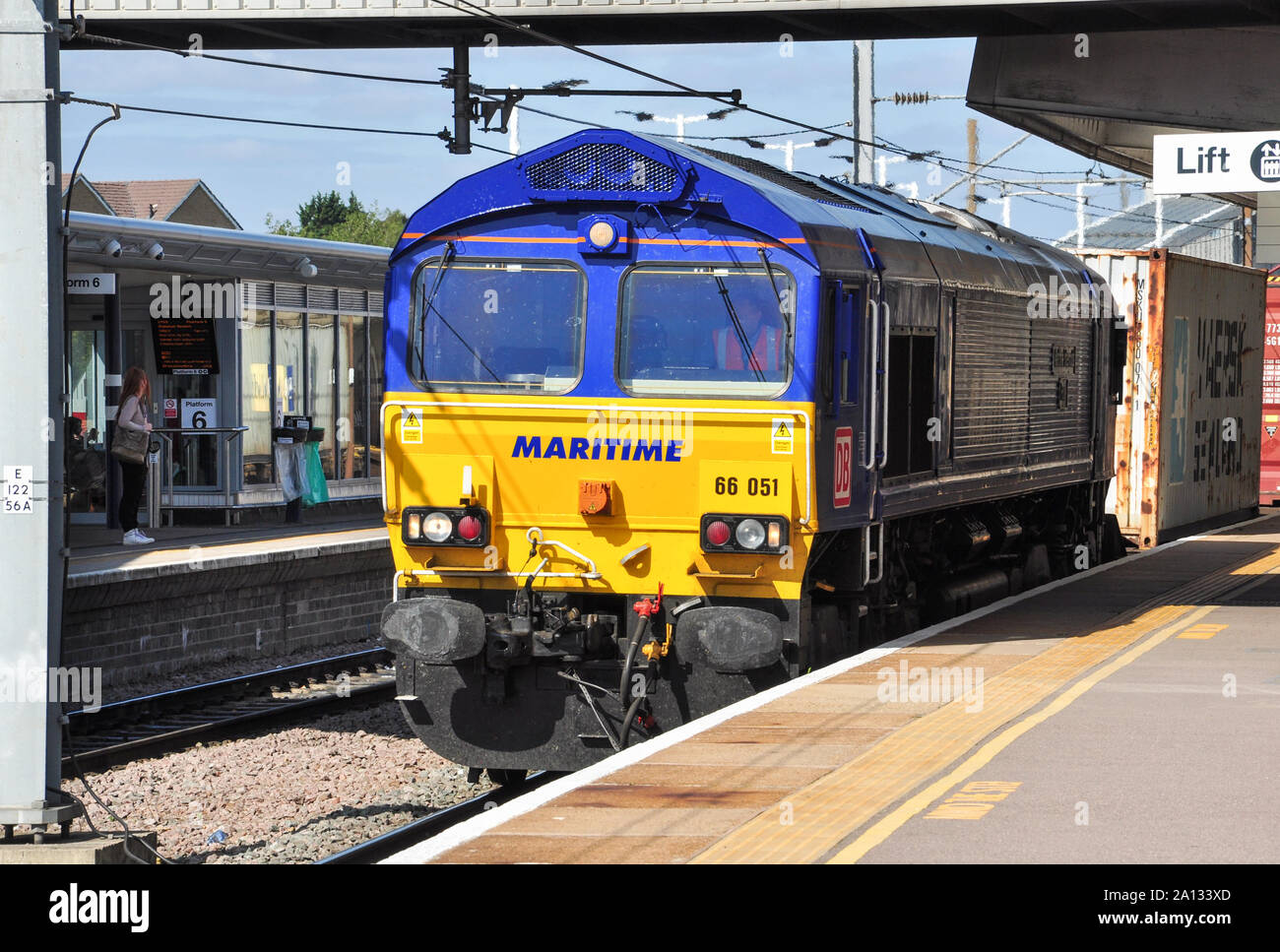 Classe 66 en livrée bleu maritime locomotive diesel transporte un récipient au sud par fret, Peterborough Cambridgeshire, Angleterre, RU Banque D'Images