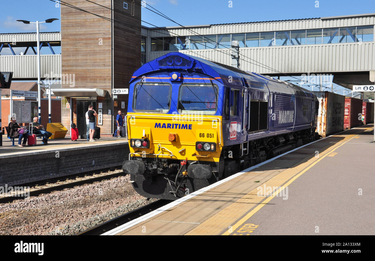 Classe 66 en livrée bleu maritime locomotive diesel transporte un récipient au sud par fret, Peterborough Cambridgeshire, Angleterre, RU Banque D'Images