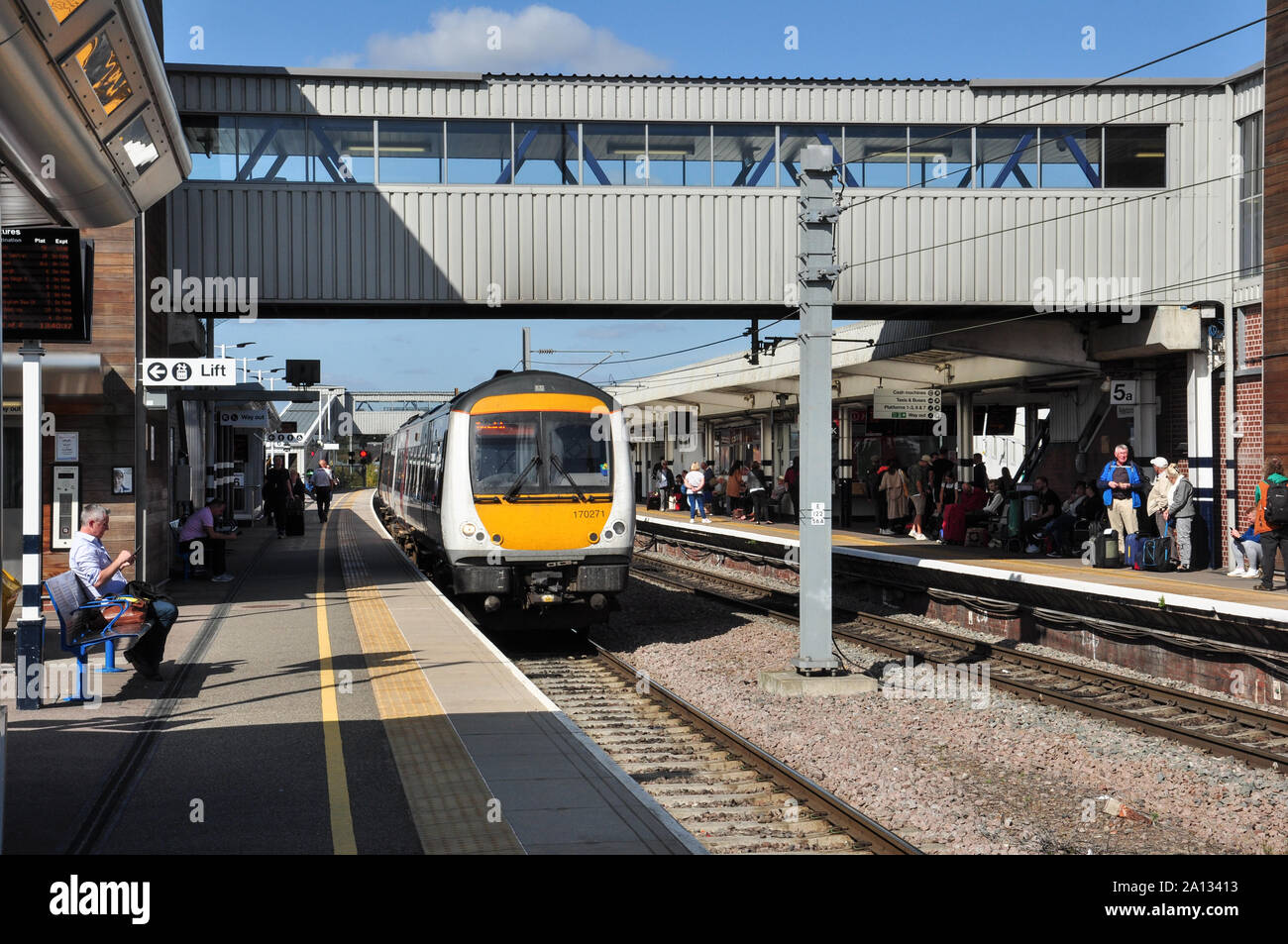 Class 170 DMU à plate-forme 6, Peterborough (Cambridgeshire, Angleterre, RU Banque D'Images