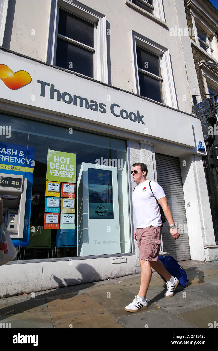 Un homme passe devant une succursale de Thomas Cook dans le centre de Londres.Thomas Cook s'est effondré sous une pile de dette après des pourparlers avec les créanciers ont échoué, forçant le gouvernement britannique à la location d'avions pour rapatrier plus de 150 000 de l'étagé les fournisseurs de voyages clients échoués. Banque D'Images