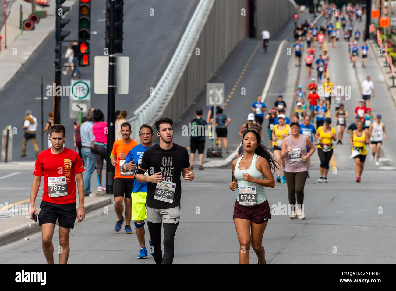 Montréal, Canada - 22 septembre 2019 : coureurs au Marathon sur la rue Berri. Banque D'Images