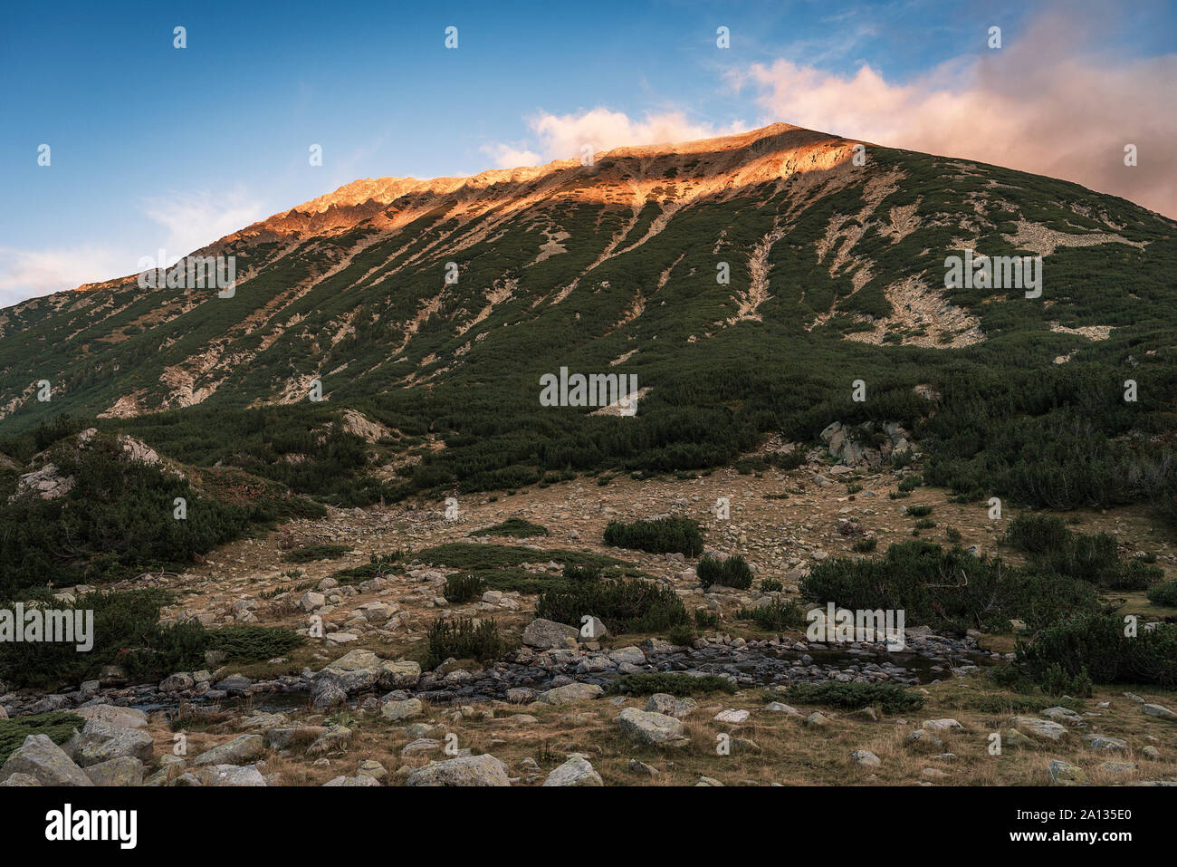 Incroyable coucher de soleil paysage de la vallée de la rivière Banderitsa, montagne de Pirin, Bulgarie Banque D'Images