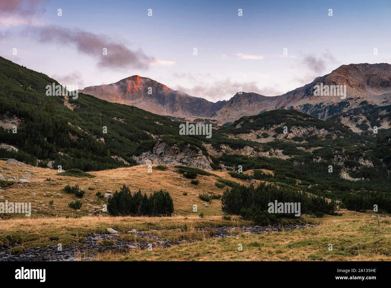 Incroyable coucher de soleil paysage de la vallée de la rivière Banderitsa et Banderishki Chukar, pic de la montagne de Pirin, Bulgarie Banque D'Images