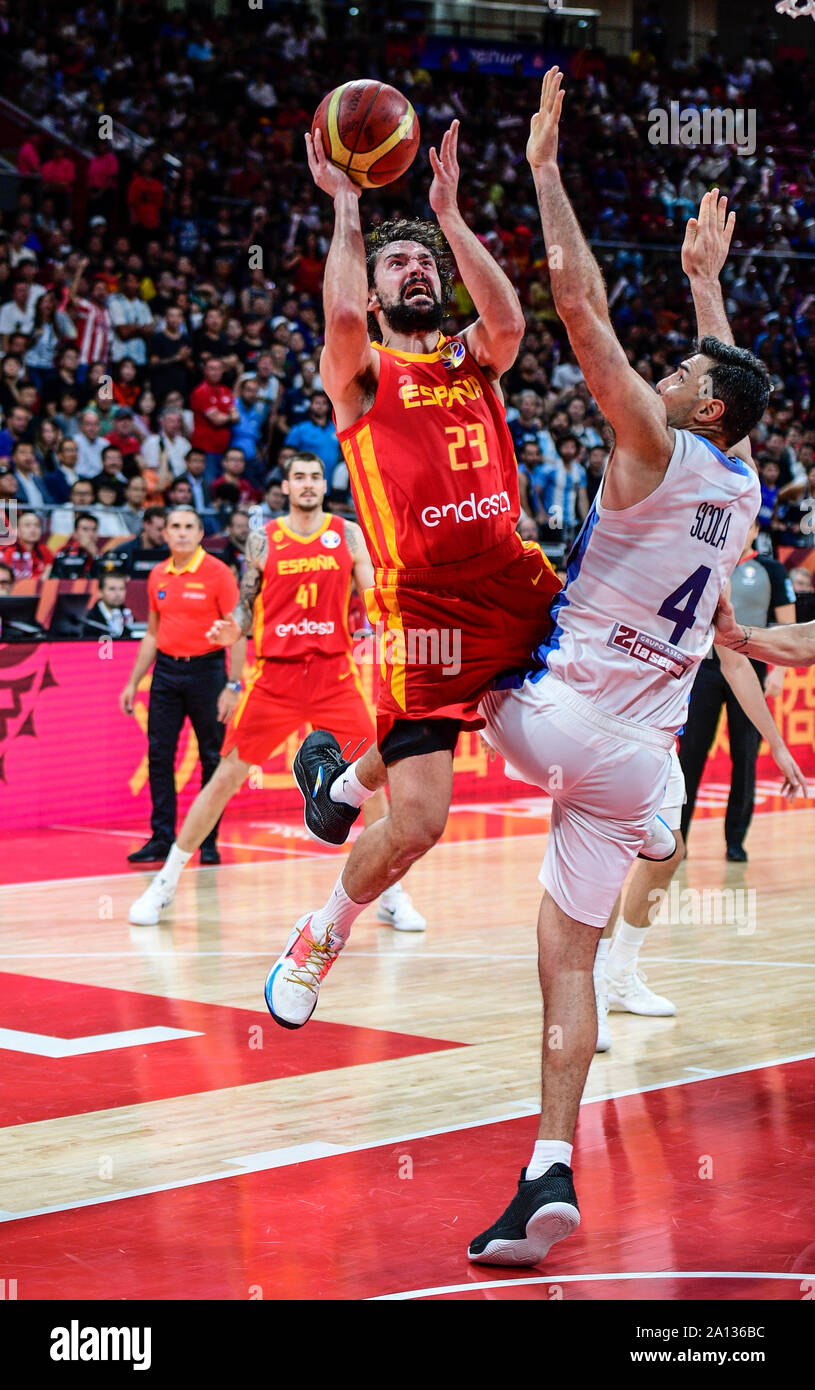 Sergio Llull (Espagne) et Luis Scola (Argentine). Coupe du Monde de Basket-ball de la FIBA, Chine 2019, dernière partie Banque D'Images