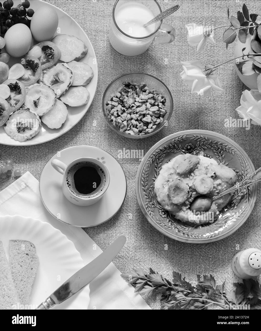 Petit déjeuner sain sur la nappe, produits naturels, vue d'en haut. Banque D'Images