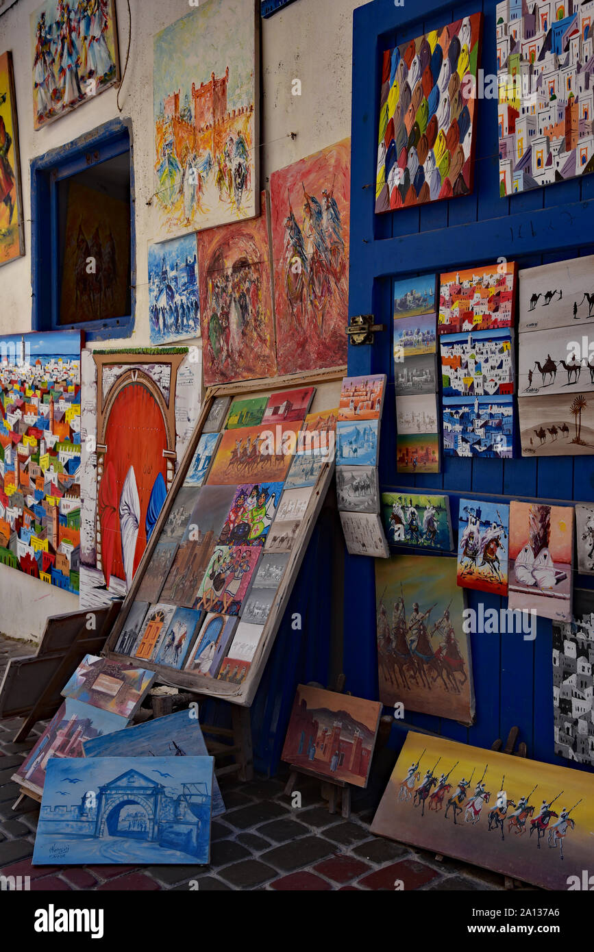 Peintures à vendre par local connu sous le nom de 'gratuitement' des artistes dans la ville d'Essaouira, une ville riche en art et culture, le Maroc, l'Afrique du Nord. Banque D'Images
