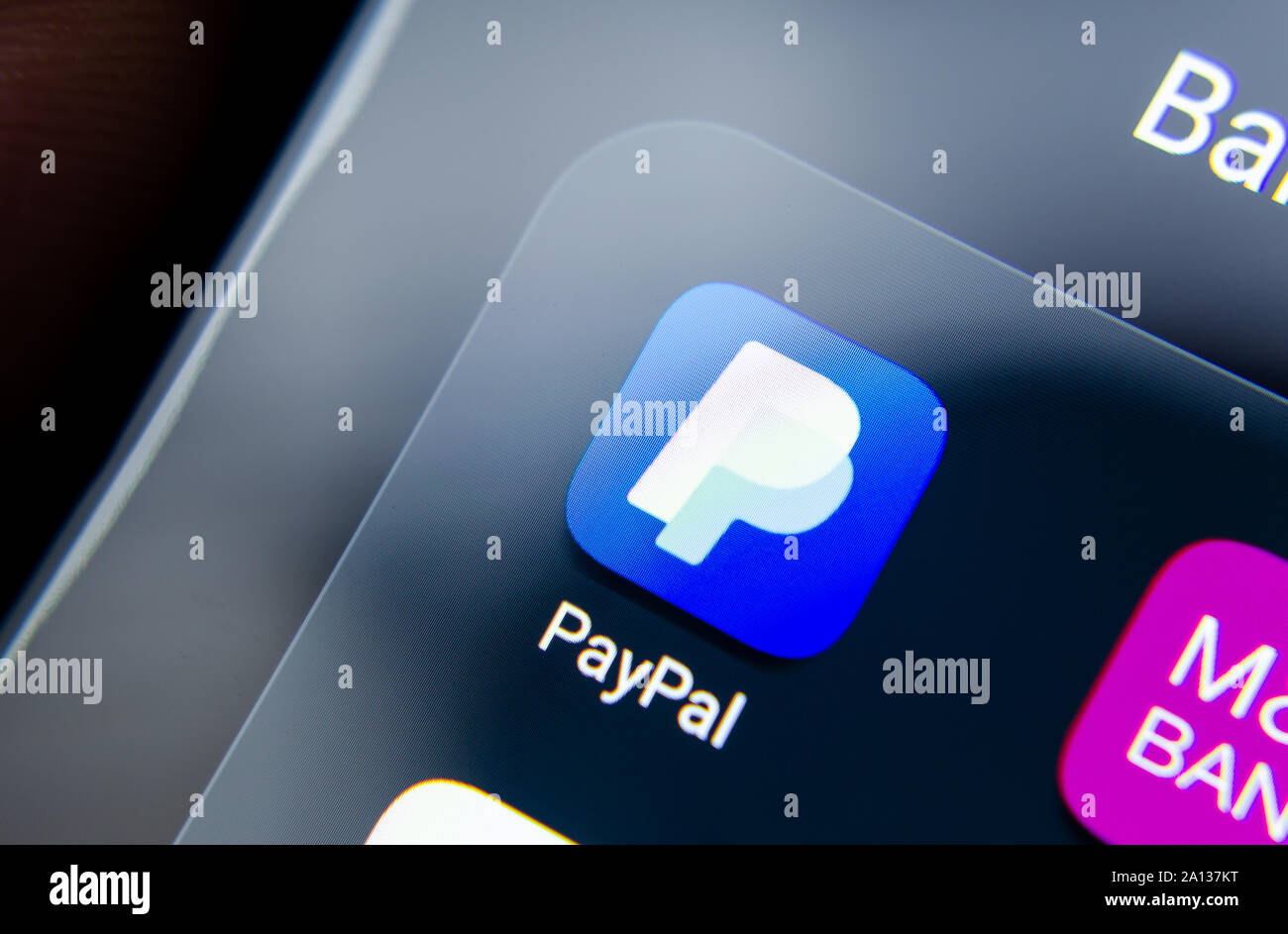 App PayPal vu sur le bord de l'écran du smartphone dans un groupe avec d'autres apps bancaires comme la banque M&S. La photo en gros plan avec une faible profondeur de champ. Banque D'Images
