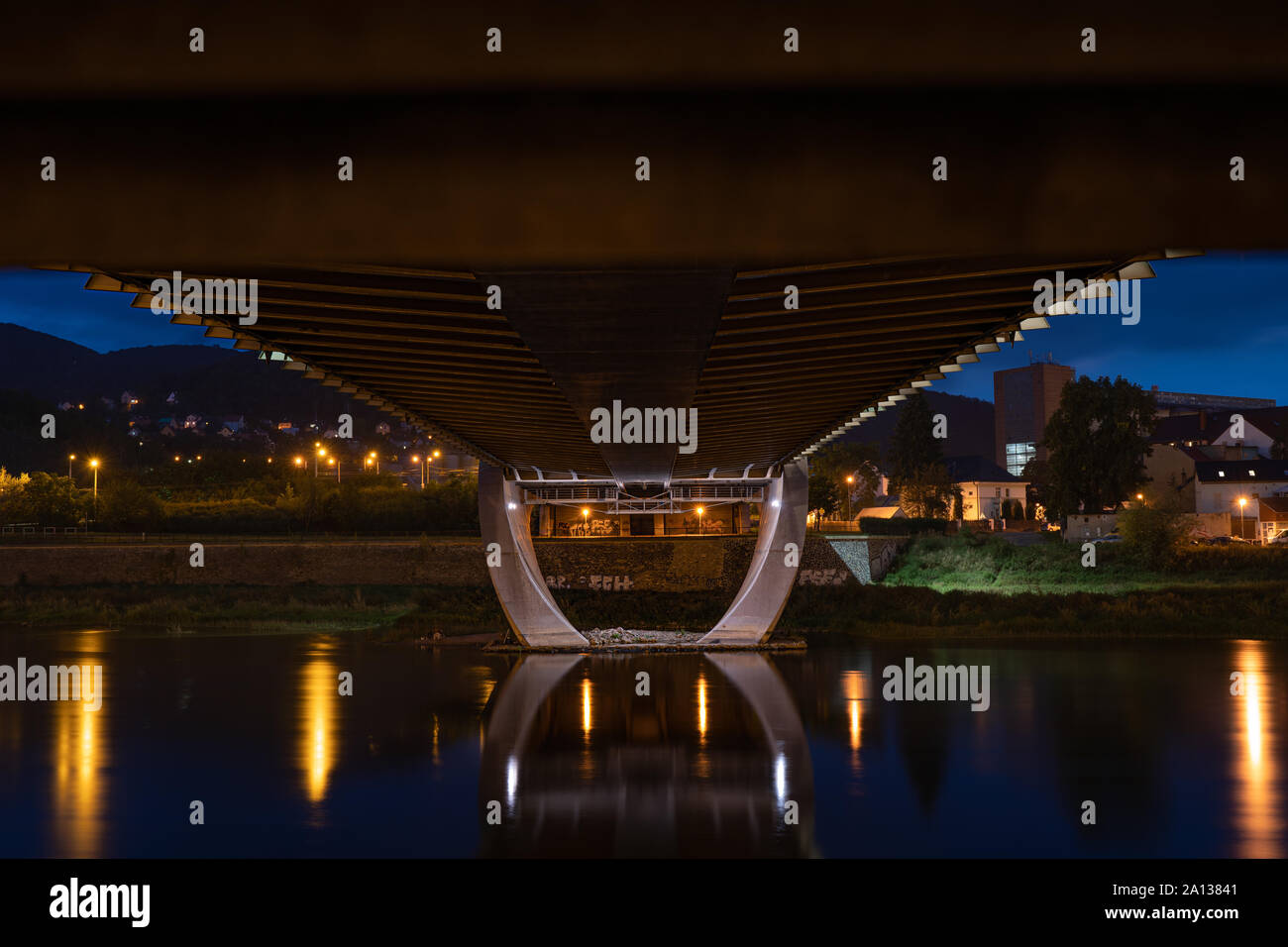 Vue de fond sur le pont moderne avec réflexion dans la rivière la nuit Banque D'Images