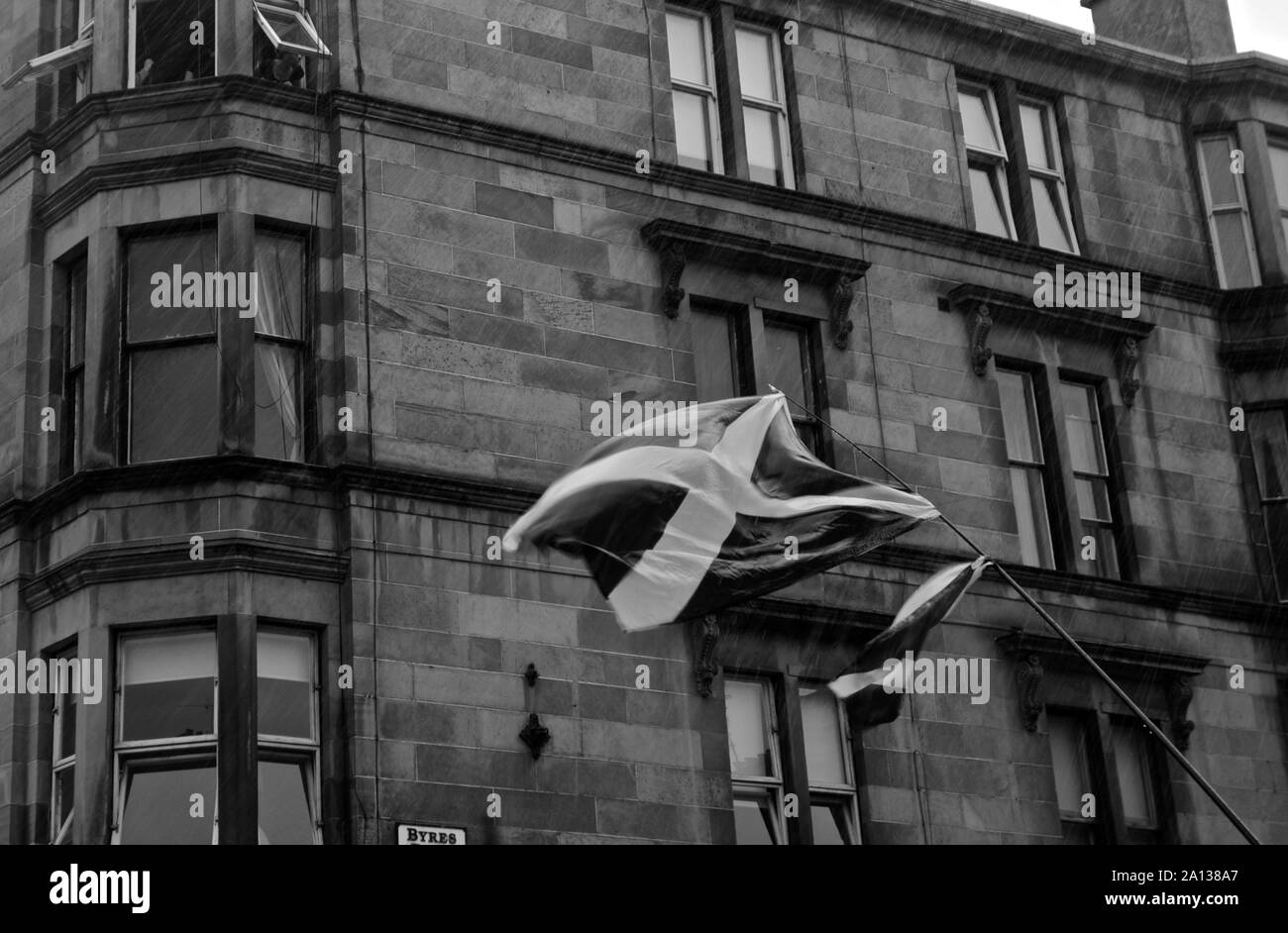 Un drapeau écossais dans la pluie à la Glasgow Jeux du Commonwealth de 2014, au cours d'une course sur route à vélo. Banque D'Images