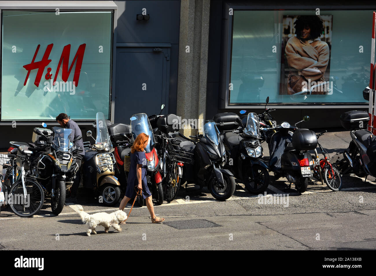 Genève, SUISSE - Le 29 août 2019. Street view en ville de Genève, Suisse.  Parking moto Photo Stock - Alamy